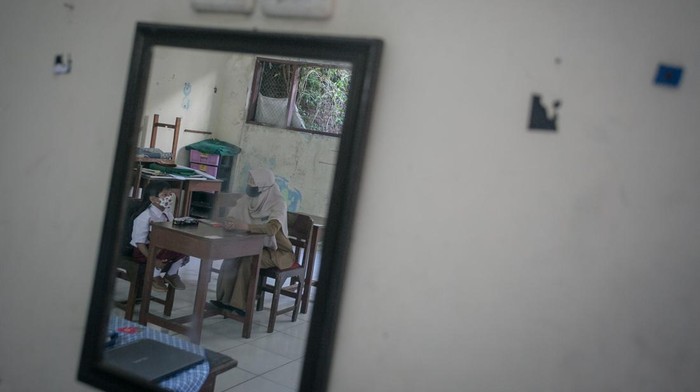 SEKOLAH DENGAN SATU SISWA BARU Guru mengajar seorang siswa di SD Negeri Sriwedari 197 Solo, Jawa Tengah, Senin (11/7/2022). Sekolah yang letaknya ditengah Kota Solo tersebut hanya mempunyai satu murid baru pada tahun ajaran 2022/2023 akibat sistem zonasi Penerimaan Peserta Didik Baru (PPDB) daring dan letak sekolah yang tidak berada di lingkungan perkampungan. ANTARA FOTO/Mohammad Ayudha/YU