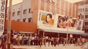 Orang mengantre untuk menonton film terbaru. Foto: Vintag.es