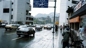 Kota Seoul sudah rapi, sesekali ada pengendara sepeda di pinggir jalan. Foto: Vintag.es