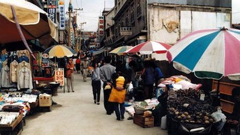 Suasana pasar yang bisa dikatakan masih sederhana. Foto: Vintag.es