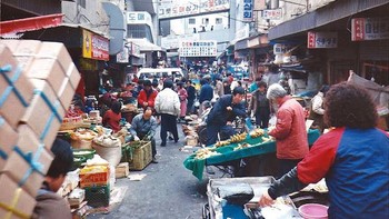 Potret salah satu sudut pasar tradisional. Seoul akan menyelenggarakan Olimpiade 1988 yang akan membuat negara itu semakin dikenal di dunia internasional. Foto: Vintag.es