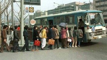 Bus yang kondisinya masih sederhana diantre para warga Seoul. Foto: Vintag.es