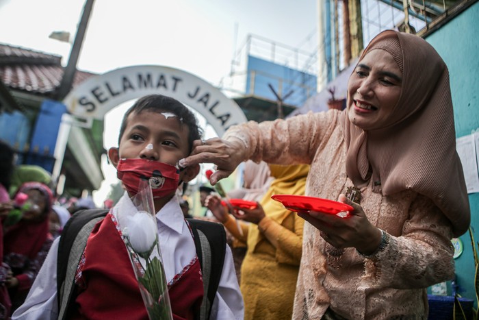 Sejumlah siswa baru kelas satu sekolah dasar mengikuti lomba memakai seragam sekolah dasar di SDN Uwung Jaya, Kota Tangerang, Banten, Senin (11/7/2022). Pada hari pertama masuk sekolah, SDN Uwung Jaya melakukan penyambutan kepada siswa baru kelas satu sekolah dasar sekaligus perkenalan guru dan lingkungan sekolah. ANTARA FOTO/Fauzan/YU