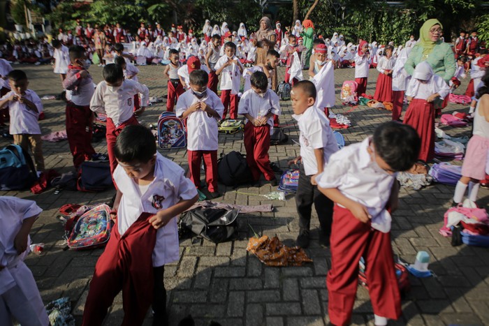 Sejumlah siswa baru kelas satu sekolah dasar mengikuti lomba memakai seragam sekolah dasar di SDN Uwung Jaya, Kota Tangerang, Banten, Senin (11/7/2022). Pada hari pertama masuk sekolah, SDN Uwung Jaya melakukan penyambutan kepada siswa baru kelas satu sekolah dasar sekaligus perkenalan guru dan lingkungan sekolah. ANTARA FOTO/Fauzan/YU