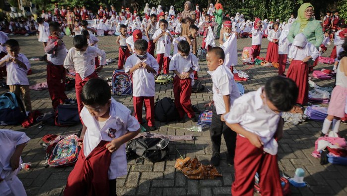 Serunya Siswa SD Ikut Lomba Pakai Seragam di Hari Pertama Sekolah Sejumlah siswa baru kelas satu sekolah dasar mengikuti lomba memakai seragam sekolah dasar di SDN Uwung Jaya, Kota Tangerang, Banten, Senin (11/7/2022). Pada hari pertama masuk sekolah, SDN Uwung Jaya melakukan penyambutan kepada siswa baru kelas satu sekolah dasar sekaligus perkenalan guru dan lingkungan sekolah. ANTARA FOTO/Fauzan/YU