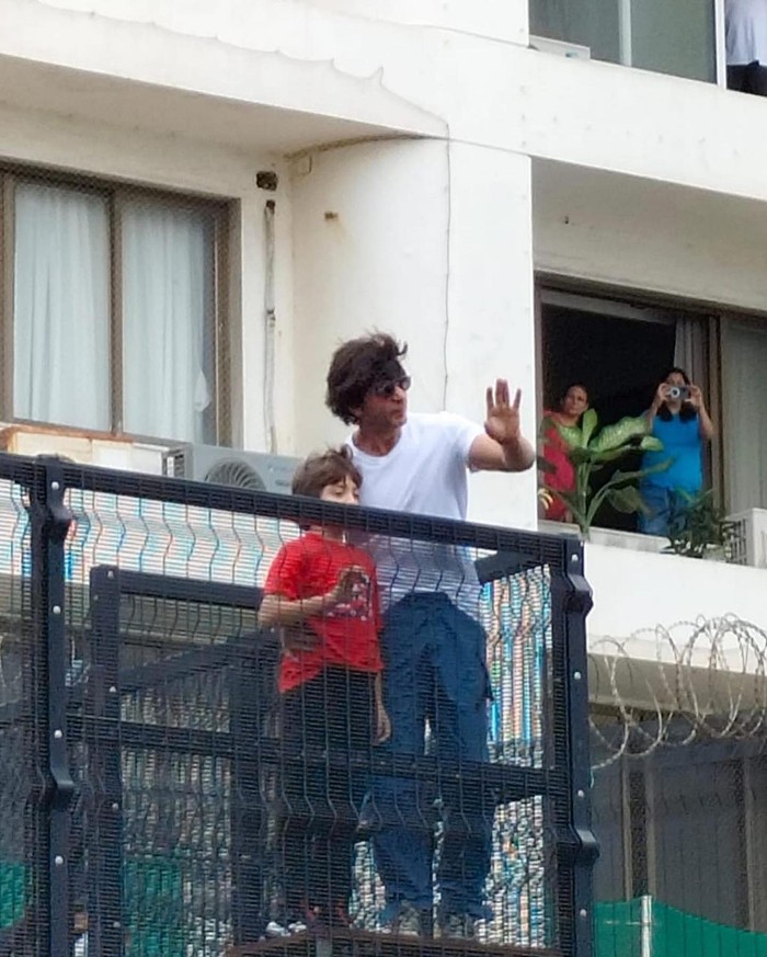 Shah Rukh Khan menyapa fans yang menunggu di depan rumahnya pada perayaan Idul Adha 2022.