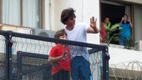 Seperti biasa, ribuan penggemar mendatangi Mannat, kediaman Shah Rukh Khan di Mumbai, setiap perayaan hari besar. (Foto: dok. Twitter @filmfare) 