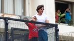 Shah Rukh Khan Sapa Ribuan Fans yang Serbu Rumahnya di Hari Idul Adha