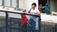 Shah Rukh Khan tampak santai memanjat balkon besi berpagar tinggi yang sengaja didirikan buat momen-momen seperti itu. (Foto: dok. Twitter @filmfare) 