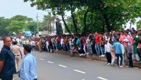 Setiap harinya, kediaman Shah Rukh Khan selalu dipadati oleh penggemar. Mereka berharap akan bertemu dengan sang idola. (Foto: dok. Twitter @iamJagatjit45) 