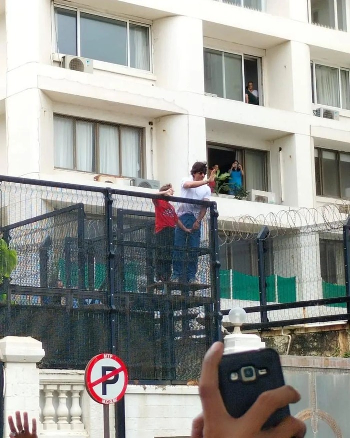 Shah Rukh Khan menyapa fans yang menunggu di depan rumahnya di hari Idul Adha 2022.