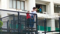 Penantian itu akhirnya terbayar ketika Shah Rukh Khan muncul di balkon rumahnya. (Foto: dok. Instagram @srkuniverse) 