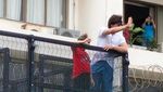 Shah Rukh Khan Sapa Ribuan Fans yang Serbu Rumahnya di Hari Idul Adha