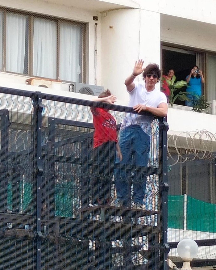 Shah Rukh Khan Shah Rukh Khan menyapa fans yang menunggu di depan rumahnya pada perayaan Idul Adha 2022.