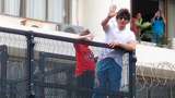 Shah Rukh Khan Sapa Ribuan Fans yang Serbu Rumahnya di Hari Idul Adha