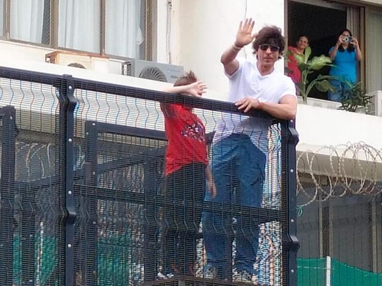 Shah Rukh Khan Sapa Ribuan Fans yang Serbu Rumahnya di Hari Idul Adha