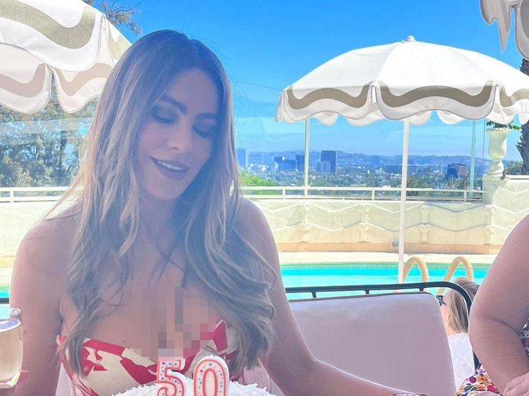 Si Cantik Sofia Vergara, Tetap Memukau di Usia Setengah Abad