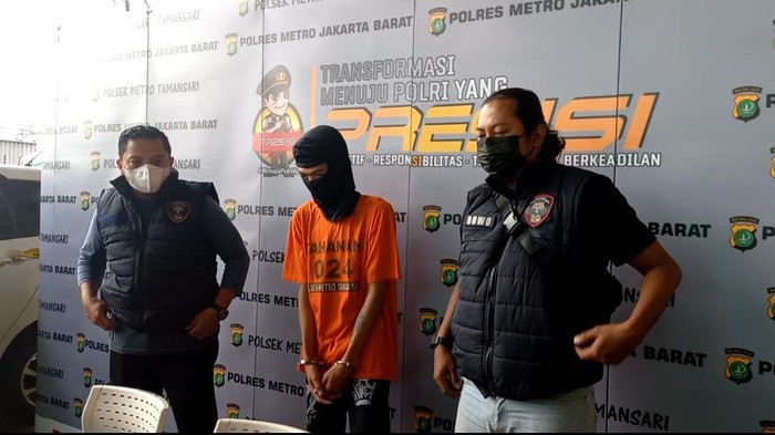 Sopir taksi online ditangkap usai mencuri duit penumpangnya yang tertinggal di mobil.