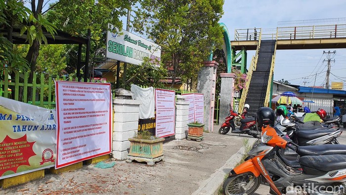 Spanduk penolakan di depan SD 105 Pekanbaru.