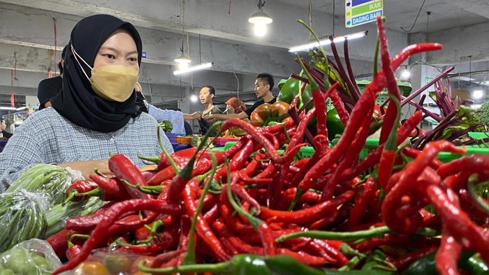 Suasana di Pasar Kosambi Kota Bandung.