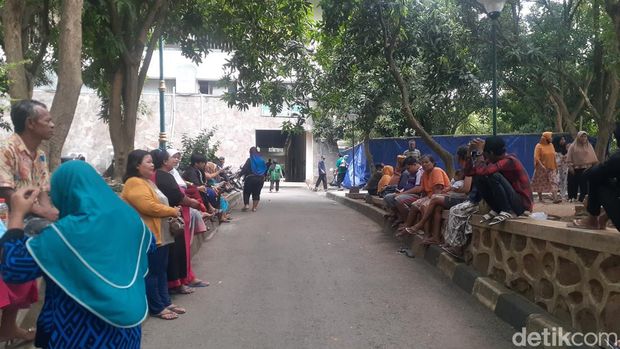 Suasana pembagian daging kurban di Masjid Agung Jawa Tengah (MAJT), Semarang, Senin (11/7/2022).