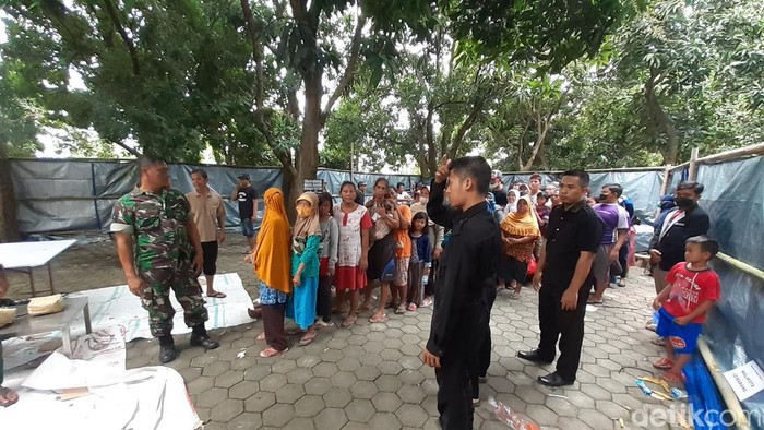 Suasana pembagian daging kurban di Masjid Agung Jawa Tengah (MAJT), Semarang, Senin (11/7/2022).