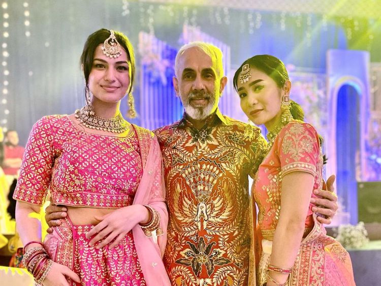 8 Foto Kareena Kaur, Anak Sambung Bunga Zainal, Cantik Bak Artis Bollywood
