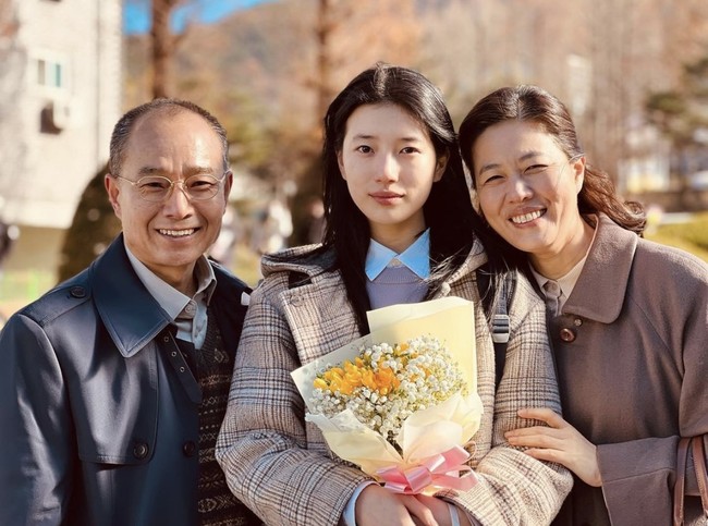 Kali ini Suzy mengambil karakter yang tak terduga. Dia berperan sebagai Yu Mi, yang lahir dari keluarga miskin. Ibunya bisu dan tuli. Hidupnya berubah setelah memulai kebohongan kecil yang tidak ada hentinya. Foto: dok. Instagram @skuukzky