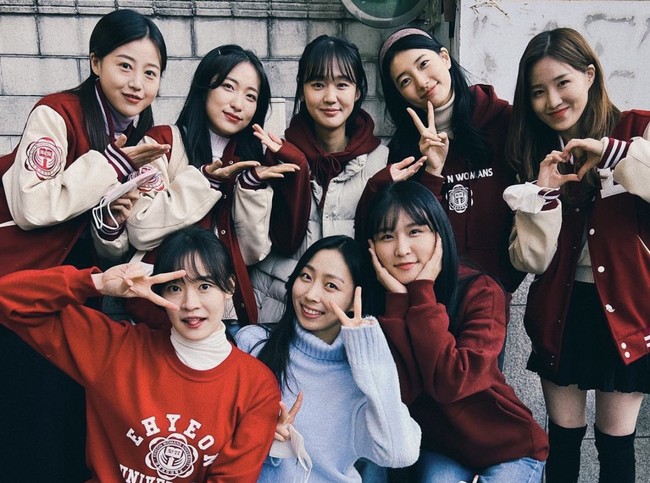 Yu Mi (pemain Suzy) pindah ke ibu kota Seoul dan berpura-pura menjadi mahasiswa. Di sana, dia bertemu Ji Won (pemain Park Ye Young), senior editorial majalah kampus yang menjadi orang kepercayaannya. Foto: dok. Instagram @skuukzky