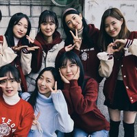 Yu Mi (pemain Suzy) pindah ke ibu kota Seoul dan berpura-pura menjadi mahasiswa. Di sana, dia bertemu Ji Won (pemain Park Ye Young), senior editorial majalah kampus yang menjadi orang kepercayaannya. Foto: dok. Instagram @skuukzky