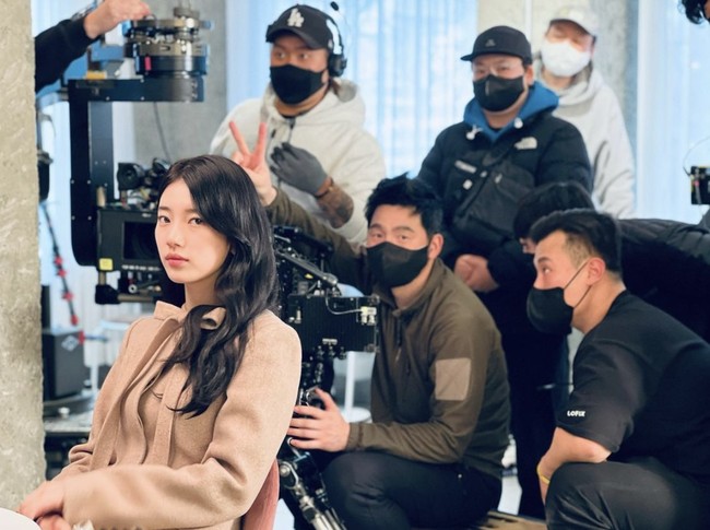 Dalam drama Korea Anna, Suzy dikabarkan memakai 150 baju yang berbeda. Karakternya mencoba berbagai pekerjaan mulai dari tukang masak hingga office girl. Foto: dok. Instagram @skuukzky