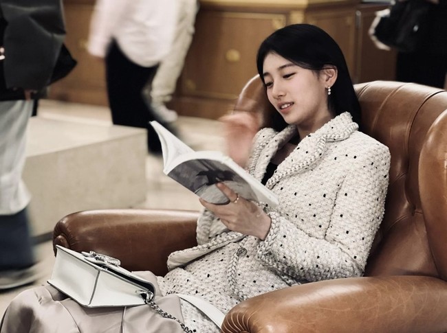 Suzy yang berusia 27 tahun, menunjukkan sisi dewasanya sebagai karakter berusia 30an. Foto: dok. Instagram @skuukzky