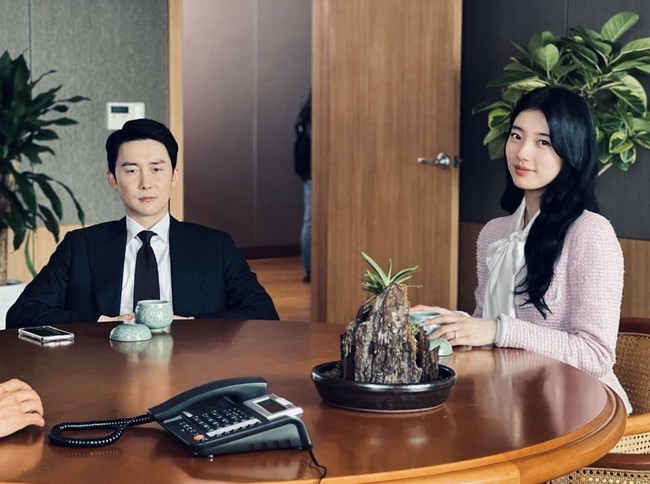 Hidup mewah sebagai Anna, Yu Mi akhirnya menikah dengan Ji Hun (pemain Kim Jun Han), pria ambisius yang menyalonkan diri menjadi wali kota. Sang CEO menikahinya meskipun tak mencintainya, karena terlihat kaya raya. Foto: dok. Instagram @skuukzky