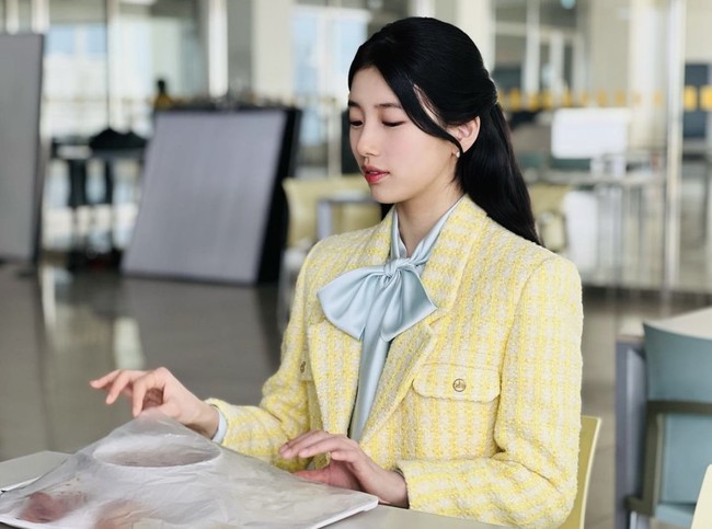 Tak mengherankan bila Suzy menuai pujian dari netizen dan penggemar. Untuk mendalami karakternya, dia menemui seorang ahli psikologi yang mengerti Yu Mi. Foto: dok. Instagram @skuukzky