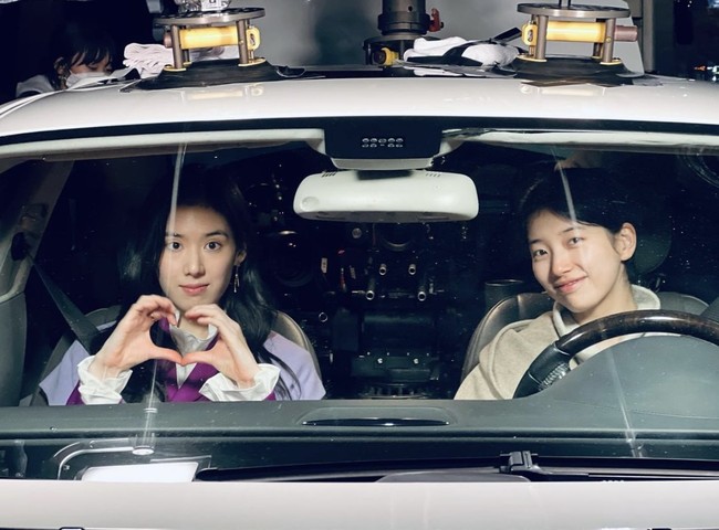 Yu Mi nekat mengambil identitas Hyun Joo (pemain Jung Eun Chae) dengan memakai nama Anna. Dia bahkan memakai barang-barang mewah atasannya hingga membangun citra yang elegan. Foto: dok. Instagram @skuukzky