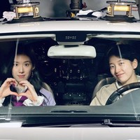 Yu Mi nekat mengambil identitas Hyun Joo (pemain Jung Eun Chae) dengan memakai nama Anna. Dia bahkan memakai barang-barang mewah atasannya hingga membangun citra yang elegan. Foto: dok. Instagram @skuukzky