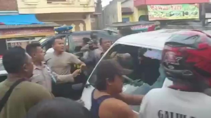Tangkapan layar video sopir dan penumpang pikap dihajar massa di Tasikmalaya.
