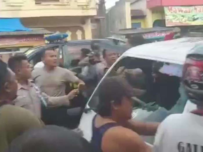 Tangkapan layar video sopir dan penumpang pikap dihajar massa di Tasikmalaya.