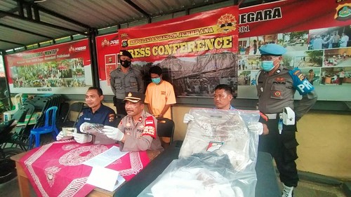Tersangka penusukan di Jembrana, Bali, Kris Budi Hartono, saat diamankan Polsek Negara, Senin (11/7/2022).
