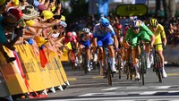Van Aert melakukan sprint sesaat sebelum menyentuh garis finish di etape 8 TDF 2022, Sabtu (9/7/2022). Rute sepanjang 186 km tersebut ia selesaikan dengan waktu  4 jam 13 menit 6 detik. (Tim de Waele/Getty Images)