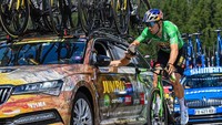 Pebalap tim Jumbo Visma, Wout Van Aert menyelesaikan etape 9 Tour de France (TDF) 2022, Minggu (10/7). Ia berambisi mengenakan jersey hijau hingga balapan ini berakhir di Paris, 24 Juli nanti. (David Stickman/ AFP/Getty Images)