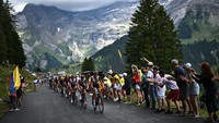 Pebalap melintasi trek pegunungan Alpen, Swiss. TDF 2022 akan istirahat pada Senin (11/7). Balapan akan dilanjutkan dengan etape 10 pada Selasa (12/7).  (Anne Poujoulat/AFP/Getty Images)
