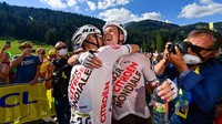Ekspresi kemenangan pebalap tim AG2R Citreon, Bob Jungels usai menjadi yang tercepat dalam etape 9, Minggu (10/7).  Ia mencatat waktu 4 jam 46 menit 39 detik. Jungels tak terkejar sejak 60 km terakhir.  (Pete Goding/AFP/Getty Images)