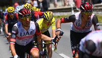 Juara bertahan TDF 2020 dan TDF 2021, Tadej Pogacar penuh perhitungan. Dia tidak terporovokasi attack maupun breakaway dari lawan. Pogacar dikawal penuh oleh timnya untuk mempertahankan jersey kuning. (Tim de Waele/Getty Images)