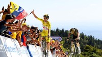 Ekpresi kemenangan Tadej Pogacar saat menyentuh garis finish etape 7 TDF 2022, Jumat (8/7/2022). Ia melakukan serangan di 800 meter terakhir dengan tanjakan hingga 24 persen. Pogacar menikung pebalap Lennard Kamna dan Jonas Vingegaard di detik-detik terakhir tanjakan.  (Tim de Waele/Getty Images)