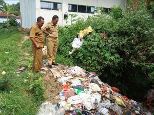 Tumpukan Sampah Ancam Cemari Sungai di Parakansalak Sukabumi
