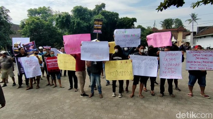Warga demo di keluarahan