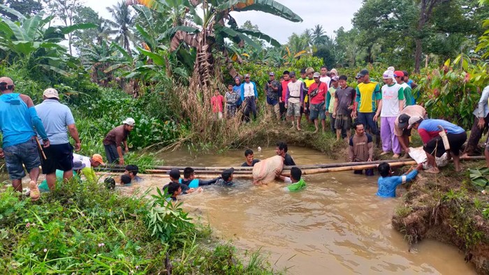 Warga Desa Tarobok, Kecamatan Baebunta, Lutra gotong royong perbaiki tanggul jebol.