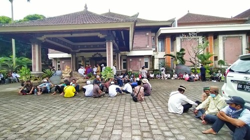 Warga Gilimanuk mendatangi Kantor DPRD Jembrana untuk menyampaikan aspirasi agar tanah HPL menjadi hak milik, Senin (11/7/2022).