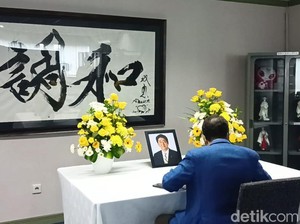 Shinzo Abe Tewas Ditembak, Warga Medan Sampaikan Duka Cita di Konjen Jepang